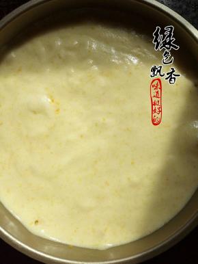 将蛋白的三分之一加入蛋黄糊中，翻拌，再加入三分之一翻拌