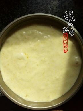 将翻拌好的蛋黄糊倒入蛋白中，翻拌均匀，倒入模具中，轻轻震几下，方便震出气泡