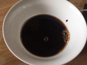 准备盐、料酒、老抽、生抽，一碗；