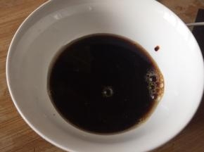 准备盐、料酒、老抽、生抽，一碗；