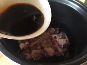 把调好的调理放入电压力锅中；