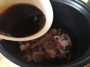 把调好的调理放入电压力锅中；