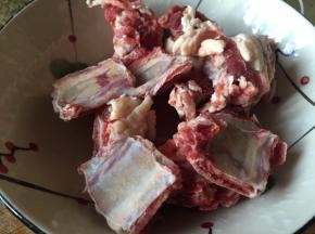 牛排，清洗干净，如果怕牛腥味的话，可以焯下水；