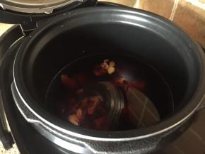 加入适量的水，启动一个程序，排骨汤12分钟；