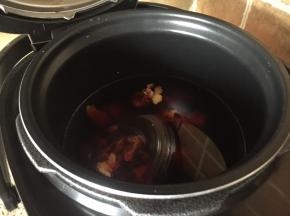 加入适量的水，启动一个程序，排骨汤12分钟；