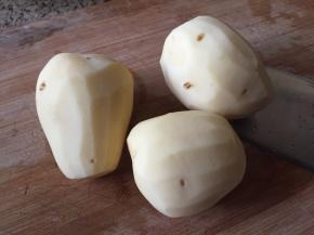 准备土豆，削皮；