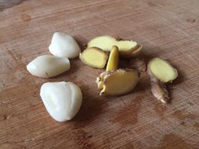 生姜和大蒜，备好；