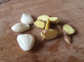 生姜和大蒜，备好；