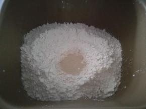 把所有原料除黄油外放入面包桶，启动和面程序。