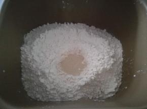把所有原料除黄油外放入面包桶，启动和面程序。