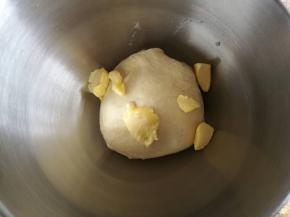 一个程序结束后放入黄油，继续揉制。