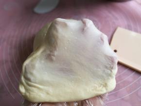 揉至能拉出粗膜，即扩展阶段。保鲜膜覆盖，进行基础发酵！