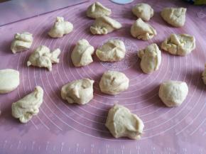 取出面团，挤压排气分成20份（66.5克/份）。