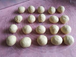 挤压排气后滚圆，保鲜膜覆盖滚圆松弛15分钟。