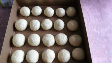 依次留出间距放入烤盘，保鲜膜覆盖，进行二次发酵（室温28度，45分钟，）。