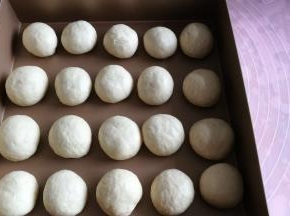 依次留出间距放入烤盘，保鲜膜覆盖，进行二次发酵（室温28度，45分钟，）。