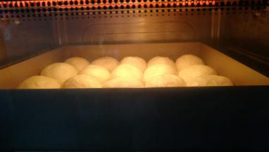 放入嫩烤箱中下层，上下管180度，烘烤17分钟。上色后及时加盖锡纸。