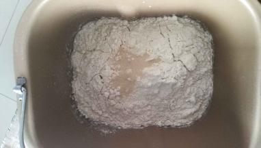 中种原料全部放入面包机，启动和面功能。