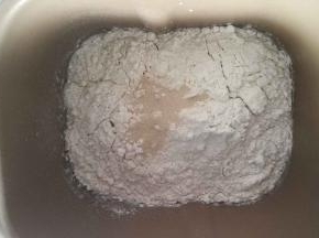 中种原料全部放入面包机，启动和面功能。