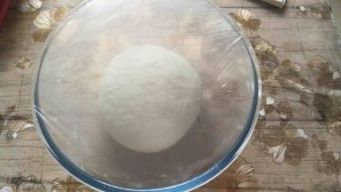 揉至成光滑面团，冷藏发酵。一般我是晚上做中种，冷藏一夜。