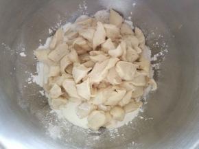 主面团部分原料，放入厨师机盆，中种面团用剪刀，剪碎加入。启动厨师机一档和面。