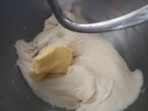揉至面团光滑，加入黄油转二档继续和面。