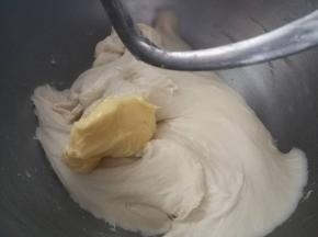 揉至面团光滑，加入黄油转二档继续和面。