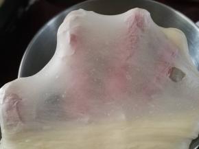 揉至面团能拉出面膜，如图，结束和面，保鲜膜覆盖二次发酵（室温30度。45分钟左右）。