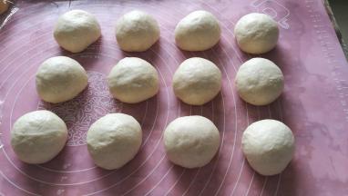 取出面团，平均分成12等份，滚圆，保鲜膜覆盖松弛15分钟。