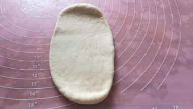 取一个面团擀成椭圆形。