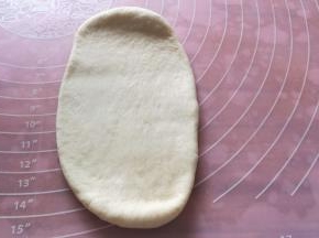 取一个面团擀成椭圆形。