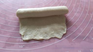 翻面，如图从上往下卷起。