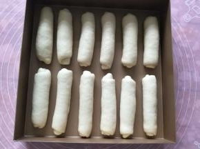 依次放入烤盘，进行发酵。