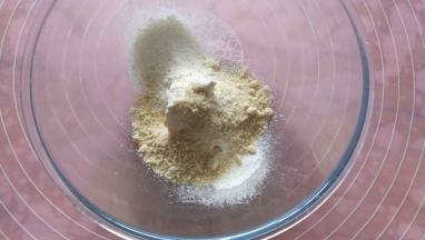 面团发酵时间，我们来制作香酥粒。黄油软化，加入细砂糖，筛入低粉杏仁粉。