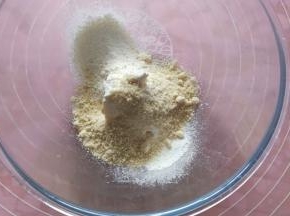 面团发酵时间，我们来制作香酥粒。黄油软化，加入细砂糖，筛入低粉杏仁粉。