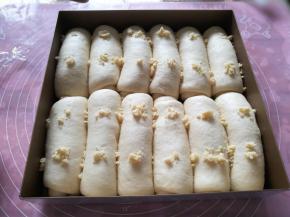 二次发酵（室温30度，40分钟）两倍大，表面撒香酥粒。