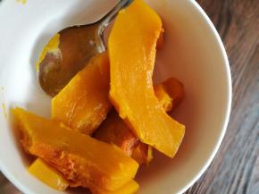 南瓜切片，蒸熟。