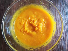 料理棒打成泥，备用。