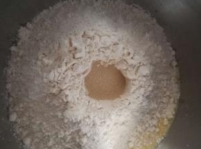 面团所有原料除黄油外，都放入厨师机桶，启动厨师机一档和面。