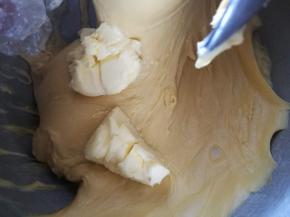 揉至面团成团，加入黄油，启动二档继续和面。