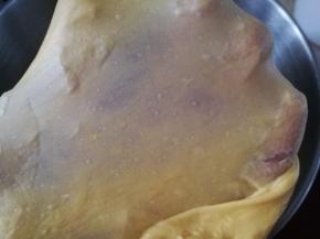 揉至能拉出面膜，如图扩展阶段即可。密封基础发酵（室温30度55分钟左右）。