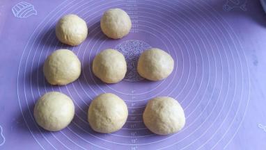 取出面团，挤压排气，平均分为八等份，滚圆，保鲜膜覆盖松弛10分钟。