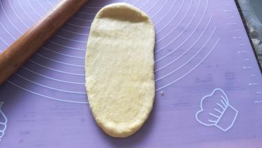 取一个面团擀成椭圆形。