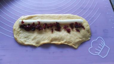 翻面横放，挤上奶酪，撒上蔓越莓干。