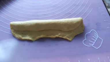 从上在下卷起。