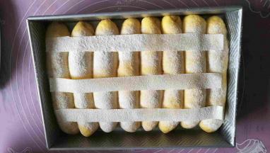 发酵面团两倍大，表面筛粉。我剪了三条油纸，筛粉装饰。