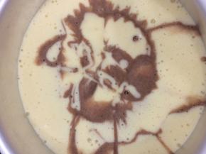 倒完，在端起模具轻轻震二下，放入提前预热好的烤箱150度45分钟即可