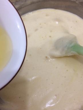 将油一点加入，搅拌均匀