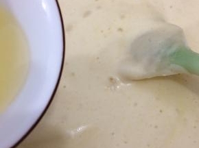 将油一点加入，搅拌均匀