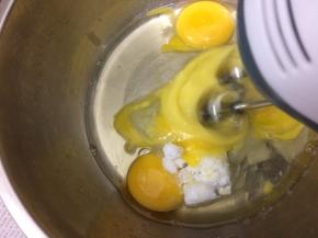 用电动打蛋器高速打发